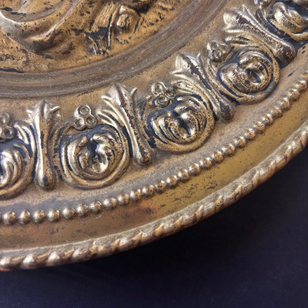 Vintage 12" English Brass Wall Plate - Embossed Tavern Scene - Peerage Style - Picture 5 of 8